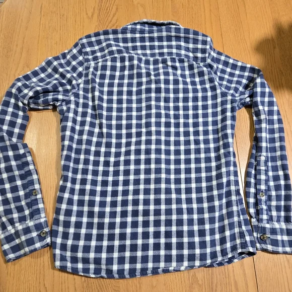 Hollister Navy and White Plaid Men's Shirt - Picture 8 of 9